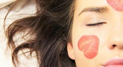 przepisy na maseczki odmładzające skórę wokół oczu